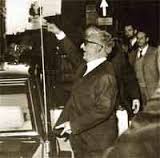 Pisa, 1975: Leone fa le corna a un gruppo di contestatori