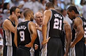 I San Antonio Spurs intorno a coach Popovich. Saranno nuovamente l’avversario da battere