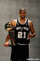 Tim Duncan mostra il Larry O’Brien Trophy. Ne ha vinti cinque in carriera