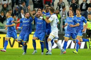 I compagni festeggiano Leonardo Blanchard